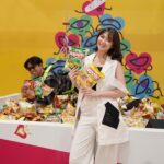 Jessica Veranda Tanumihardja Instagram - Siapa yang lagi patah hati??? Mending dateng ke Museum Patah Hati karena ada Human Claw Machine yang isinya banyak Japota! 😱🥰 Seru banget kan, main claw machine tapi versi manusia 👀 Dijamin patah hati kamu langsung terobati. Yuk, cobain Human Claw Machine dan ambil Japota sebanyak-banyaknya karena #enaknyagakcukupsatu 🤍 Coba mention temen yang mau kamu ajak di komen! . . . 📸: @temaeproductions