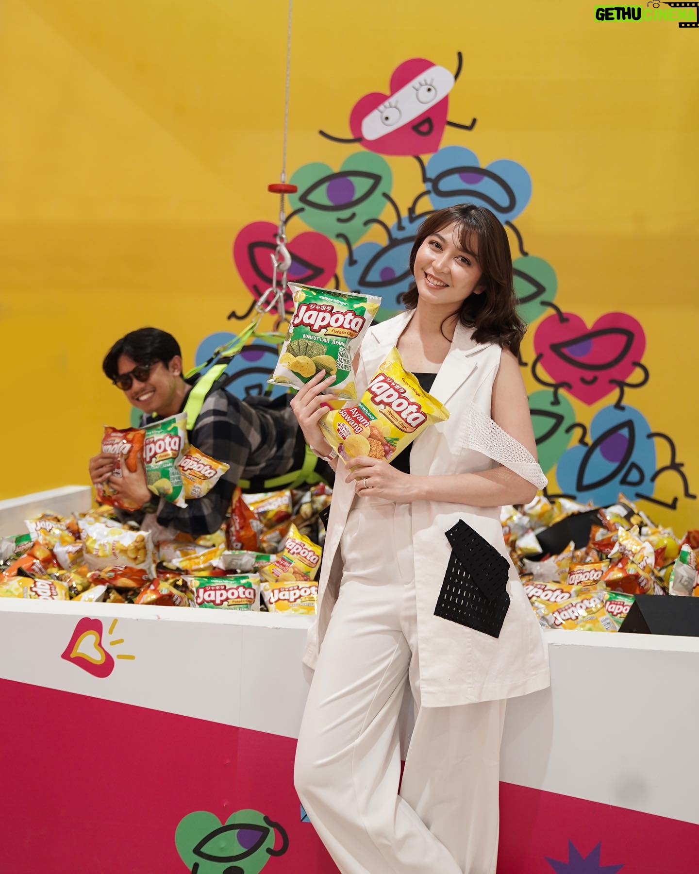 Jessica Veranda Tanumihardja Instagram - Siapa yang lagi patah hati??? Mending dateng ke Museum Patah Hati karena ada Human Claw Machine yang isinya banyak Japota! 😱🥰 Seru banget kan, main claw machine tapi versi manusia 👀 Dijamin patah hati kamu langsung terobati. Yuk, cobain Human Claw Machine dan ambil Japota sebanyak-banyaknya karena #enaknyagakcukupsatu 🤍 Coba mention temen yang mau kamu ajak di komen! . . . 📸: @temaeproductions
