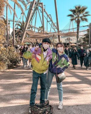 Jessica Veranda Tanumihardja Instagram - Little Appreciation post to my little brother..
Beliin tiket tour ini udah dari lama, harusnya dia sidang sebelum berangkat ke Jepang, tapi untuk alasan yang aku belum tahu sidangnya mendadak mundur jadi pas saat kita lagi tour, harinya bertepatan dengan ke Universal Studio, karena sudah beli tiket masuk jadinya tetap pergi..
Alhasil dia sidang di Universal Studio Japan, hahah..
Belum tau pastinya dapet nilai berapa, tapi dia cerita kalau dosen pembimbingnya bilang dia keren banget selama sidang, bisa menjelaskan & menjawab dengan baik..
Sebagai kakak bangga sekalii🥹
.
Aku sengaja thrifting jacket biar bisa kembaran ke Universal Studio bareng adik, tapi yaah jadinya gak bisa main wahana bareng tapi gakpapa Pendidikan lebih penting..