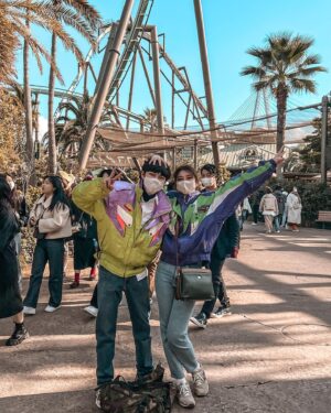 Jessica Veranda Tanumihardja Instagram - Little Appreciation post to my little brother..
Beliin tiket tour ini udah dari lama, harusnya dia sidang sebelum berangkat ke Jepang, tapi untuk alasan yang aku belum tahu sidangnya mendadak mundur jadi pas saat kita lagi tour, harinya bertepatan dengan ke Universal Studio, karena sudah beli tiket masuk jadinya tetap pergi..
Alhasil dia sidang di Universal Studio Japan, hahah..
Belum tau pastinya dapet nilai berapa, tapi dia cerita kalau dosen pembimbingnya bilang dia keren banget selama sidang, bisa menjelaskan & menjawab dengan baik..
Sebagai kakak bangga sekalii🥹
.
Aku sengaja thrifting jacket biar bisa kembaran ke Universal Studio bareng adik, tapi yaah jadinya gak bisa main wahana bareng tapi gakpapa Pendidikan lebih penting..