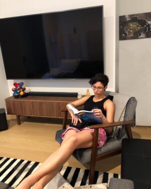 Jessica Versteeg Instagram - 🏆 @kristenversteeg I love coming home and seeing you all cozy in the corner reading what you call “light reading” 😂 our whole life you and mom were the biggest book worms 📖🐛 of the family and nothing has changed👍🏽 I love you 😘 you are the best #fullstackdev I know 💖 #sisters