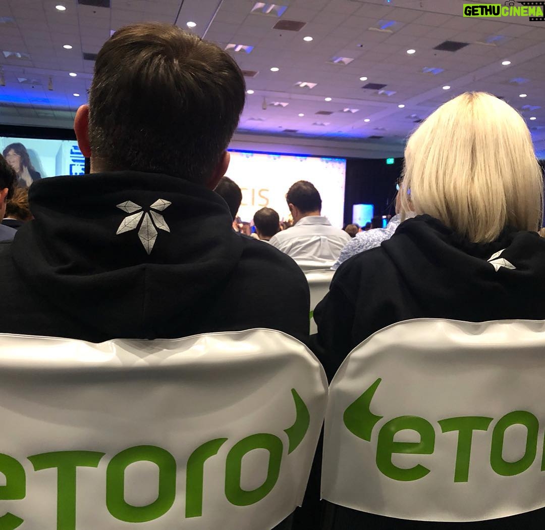 Jessica Versteeg Instagram - Team @paragoncoin sitting in on all the panels 🧠
