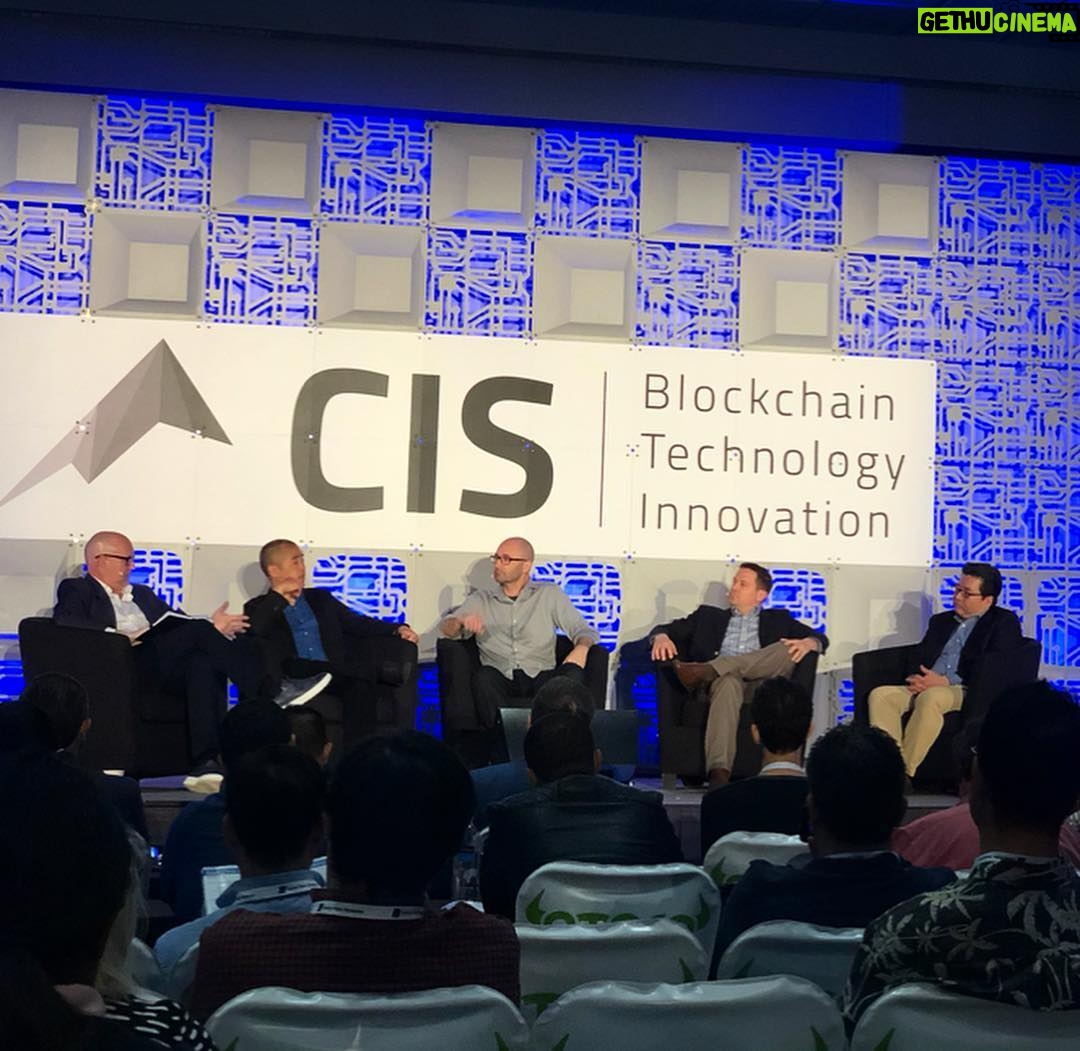 Jessica Versteeg Instagram - Team @paragoncoin sitting in on all the panels 🧠