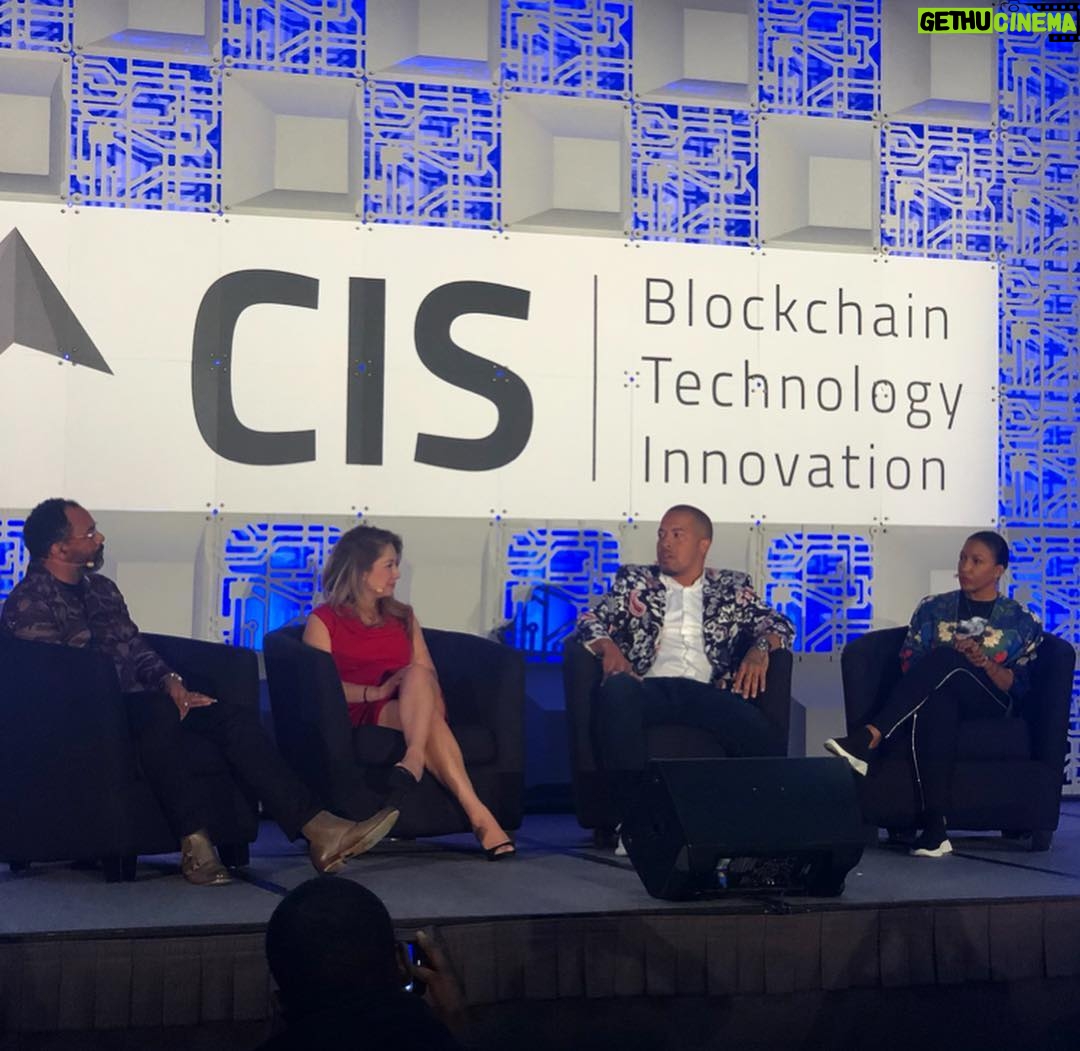 Jessica Versteeg Instagram - Team @paragoncoin sitting in on all the panels 🧠