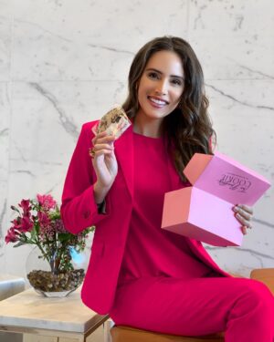 Jessica Versteeg Instagram - A cookie a day keeps me ready to play! 💖 Honestly it’s crazy how many powerful women I know behind so many amazing brands! The founder of @thenaughtycookie is an old modeling #girlfriend friend of mine who just happens to make the best #vegan #cookies!! 🎀🍪 #vegancookies #girlboss