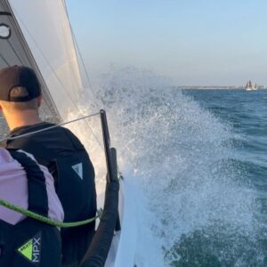 Jessica Watson Instagram - Summer twilight sailing 👌🩴🎉⛵️

#melbourne ❤️
@sandringhamyachtclub 
@cape31class