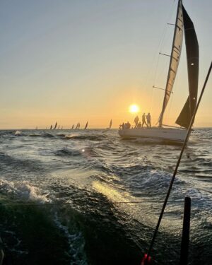 Jessica Watson Instagram - Summer twilight sailing 👌🩴🎉⛵️

#melbourne ❤️
@sandringhamyachtclub 
@cape31class