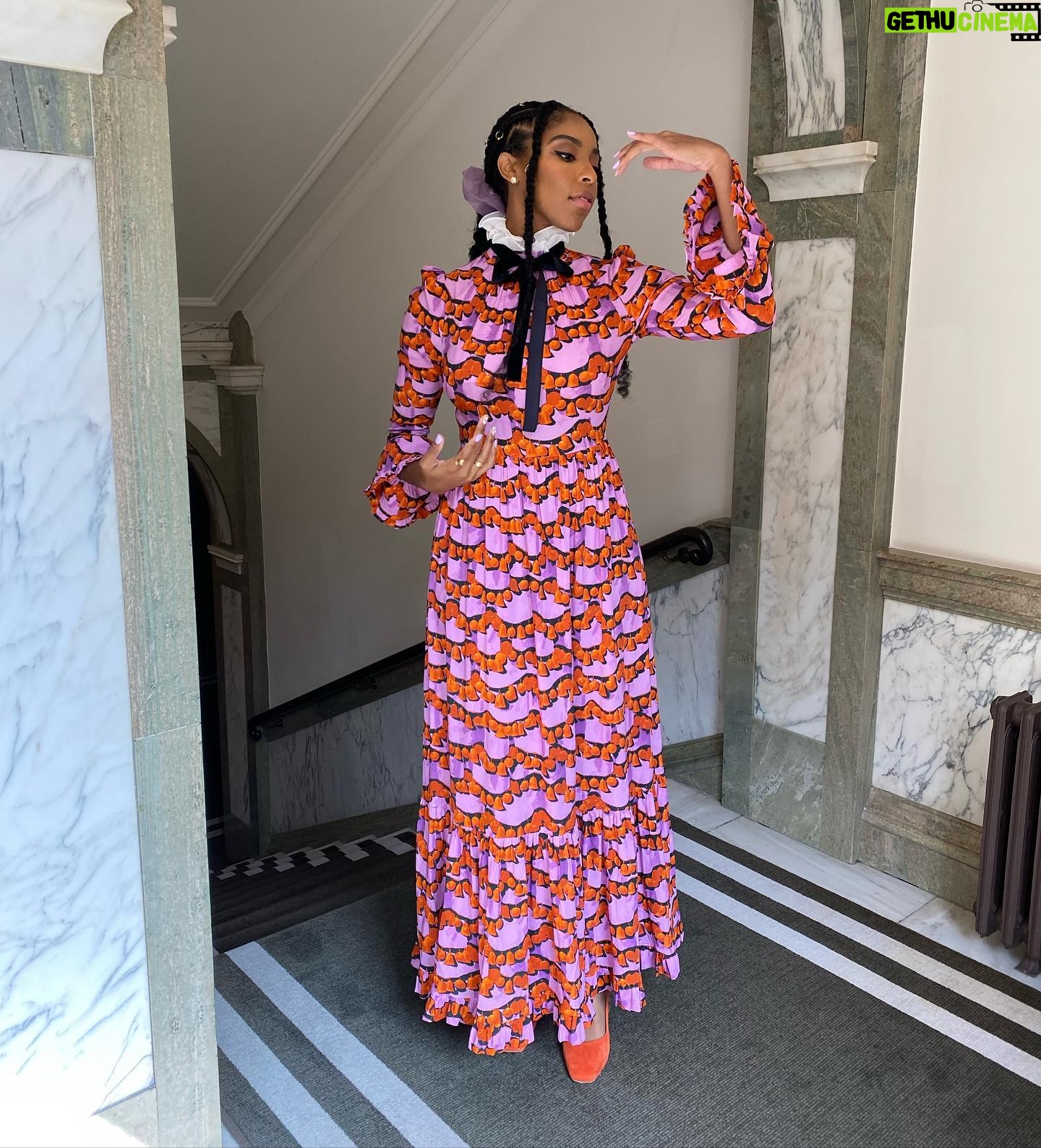 Jessica Williams Instagram - Another Fantastic Beasts Press Day! 💕 Makeup: @official_maria_asadi Hair: @jamescatalanohair Styling: @sarahslutsky Styling Assistant: @carlee___ My fabulous assistant: @breabrea_ Dress: @ladoublej True size 11 Shoes: @charlottestoneshoes I feel like it’s always important to point out that I look GLAM in this photo BUT it took a lot of talented people to make it happen. Hair and makeup took like two hours and and were done by two fabulous geniuses. And my stylist grinded her little booty off to pull me these fabulous looks that worked for me and my body type. To look like this takes a lot of work and I do NOT Look like this is my day to day. Also for full transparency, I’m probably a US women’s size 12! That being said, I adore this look and would love for y’all to Swipe to the end to see some of my favorite fellas!!