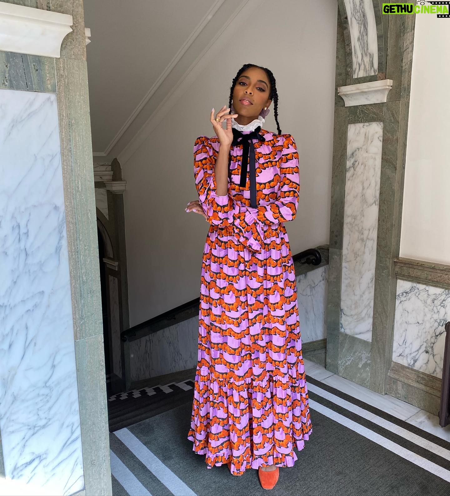 Jessica Williams Instagram - Another Fantastic Beasts Press Day! 💕 Makeup: @official_maria_asadi Hair: @jamescatalanohair Styling: @sarahslutsky Styling Assistant: @carlee___ My fabulous assistant: @breabrea_ Dress: @ladoublej True size 11 Shoes: @charlottestoneshoes I feel like it’s always important to point out that I look GLAM in this photo BUT it took a lot of talented people to make it happen. Hair and makeup took like two hours and and were done by two fabulous geniuses. And my stylist grinded her little booty off to pull me these fabulous looks that worked for me and my body type. To look like this takes a lot of work and I do NOT Look like this is my day to day. Also for full transparency, I’m probably a US women’s size 12! That being said, I adore this look and would love for y’all to Swipe to the end to see some of my favorite fellas!!
