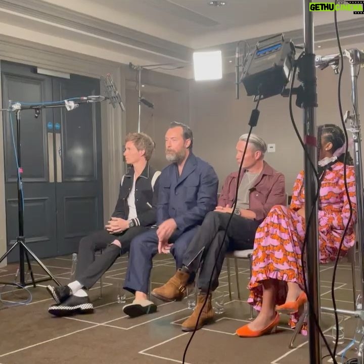 Jessica Williams Instagram - Another Fantastic Beasts Press Day! 💕 Makeup: @official_maria_asadi Hair: @jamescatalanohair Styling: @sarahslutsky Styling Assistant: @carlee___ My fabulous assistant: @breabrea_ Dress: @ladoublej True size 11 Shoes: @charlottestoneshoes I feel like it’s always important to point out that I look GLAM in this photo BUT it took a lot of talented people to make it happen. Hair and makeup took like two hours and and were done by two fabulous geniuses. And my stylist grinded her little booty off to pull me these fabulous looks that worked for me and my body type. To look like this takes a lot of work and I do NOT Look like this is my day to day. Also for full transparency, I’m probably a US women’s size 12! That being said, I adore this look and would love for y’all to Swipe to the end to see some of my favorite fellas!!