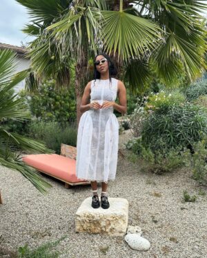 Jessica Williams Instagram - Bringing MAJOR SUPREME Auntie energy in @ceciliebahnsen for the @variety Supporting Actors Roundtable! 
Makeup// @cherishbrookehill 
Hair// @milesjeffrieshair 
Stylist// @sarahslutsky 
Dress// @ceciliebahnsen 
Sunglasses// @fashionbrandcompany 
Shoes// @reformation