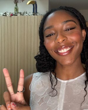 Jessica Williams Instagram - Bringing MAJOR SUPREME Auntie energy in @ceciliebahnsen for the @variety Supporting Actors Roundtable! 
Makeup// @cherishbrookehill 
Hair// @milesjeffrieshair 
Stylist// @sarahslutsky 
Dress// @ceciliebahnsen 
Sunglasses// @fashionbrandcompany 
Shoes// @reformation