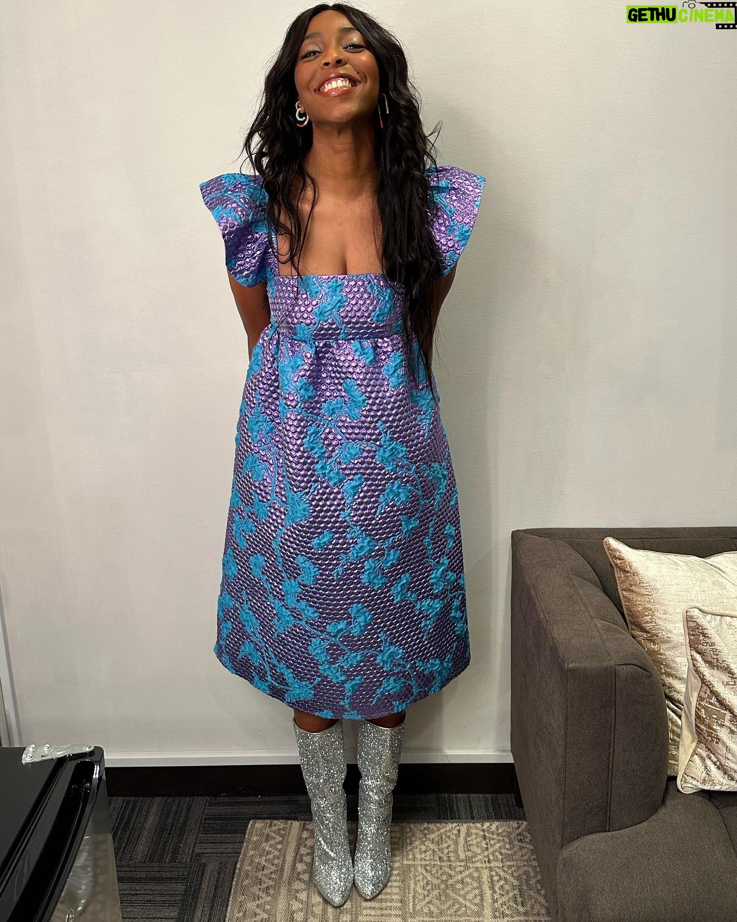 Jessica Williams Instagram - Had so much fun looking like a tall mermaid at the @jenniferhudsonshow today! Thank you for having me JHud & Crew!! π§π½ββοΈ I felt sooo welcome! Makeup// @danadelaney Hair// @alexander_armand Styling// @sarahslutsky Dress// @baumundpferdgarten True Size 11 boots// @brothervellies