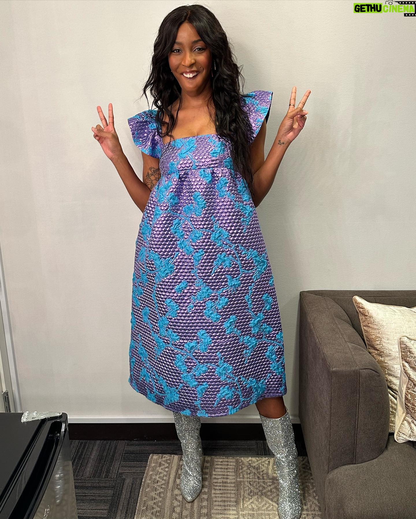 Jessica Williams Instagram - Had so much fun looking like a tall mermaid at the @jenniferhudsonshow today! Thank you for having me JHud & Crew!! π§π½ββοΈ I felt sooo welcome! Makeup// @danadelaney Hair// @alexander_armand Styling// @sarahslutsky Dress// @baumundpferdgarten True Size 11 boots// @brothervellies