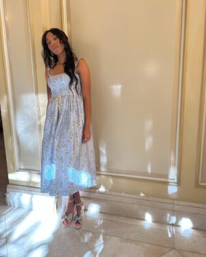 Jessica Williams Instagram - SHRINKING SEASON 1 COMING NEXT WEEK TO @appletvplus. Thanks glam for getting me ready for our TCA press day! 🥰
Dress// @markarian_nyc 
Shoes// @loefflerrandall 
Jewels// @mondomondo 

Stylist// @sarahslutsky 
Makeup// @cherishbrookehill 
Hair// @alexander_armand 
Nails// @erierinailz