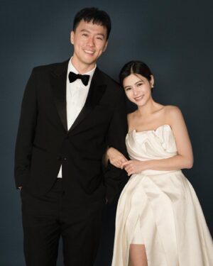 Jessie Fong Win-Lam Instagram - 明天做人妻了👰🏻‍♀️
我現在已經乖乖的獨守空房，等待明天的來臨😊
今晚要好好享受睡眠，因為從今以後，他的鼻鼾將會每幾晚從我的甜夢裏驚醒我🙂直到永遠，阿門🙏🏻
不知我的未婚夫在隔離房做什麼呢？希望他看到我這個post會更加愛我😊 

#最後就是我獨守空房的照片
#JR914921 #JR23122724221

Photography  @thehourgallery
Wedding gown  @tickledpinkbridalhk
BTS Video  @manfo.videography
MUA阿歷  @Stylemybride
Jewellery  @wowfashionhk