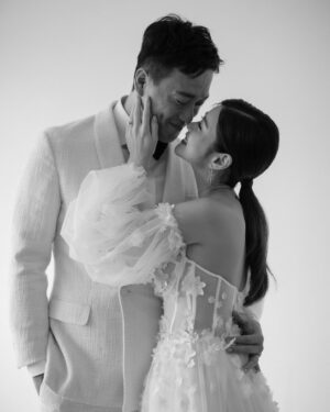 Jessie Fong Win-Lam Instagram - True love is when both people think they’re the lucky one ♡✿ - Jessie and Ryan #TBWLOVERS 
-
Photo @janetchanphotography 
MUA @joman_wedding @elyselovelife 
Gown @tobewed_official @tomsebastien_official 
Suit @hiatushk 
Earrings @chelleryhk 
Bride to be @lamlamjessie 
-
Book your appointment now .
#tobewedhk #romanticbride #jomanelyse