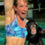 Jessie Graff Instagram - Oh my gosh! What an amazing gift to bond and play with beautiful baby Vānara at @myrtlebeachsafari ! Thank you so much @mokshabybee_tigers for introducing us and for sharing her rescue story. ❤️ P.S. for those following last week’s story, this is NOT Bubbles! Her reveal will be coming soon! #chimpanzee #babychimp #babychimprescue
