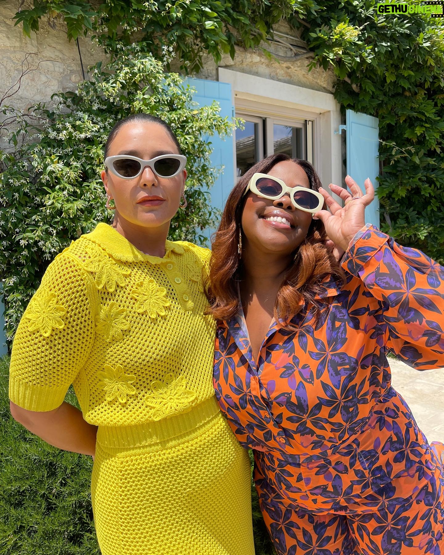 Jessie Ware Instagram - Amber and I get to watch the girls meet the fabulous Mazz Murray who gives a Mamma Mia mothering masterclass on tonight’s episode @mammamiadreamtv x