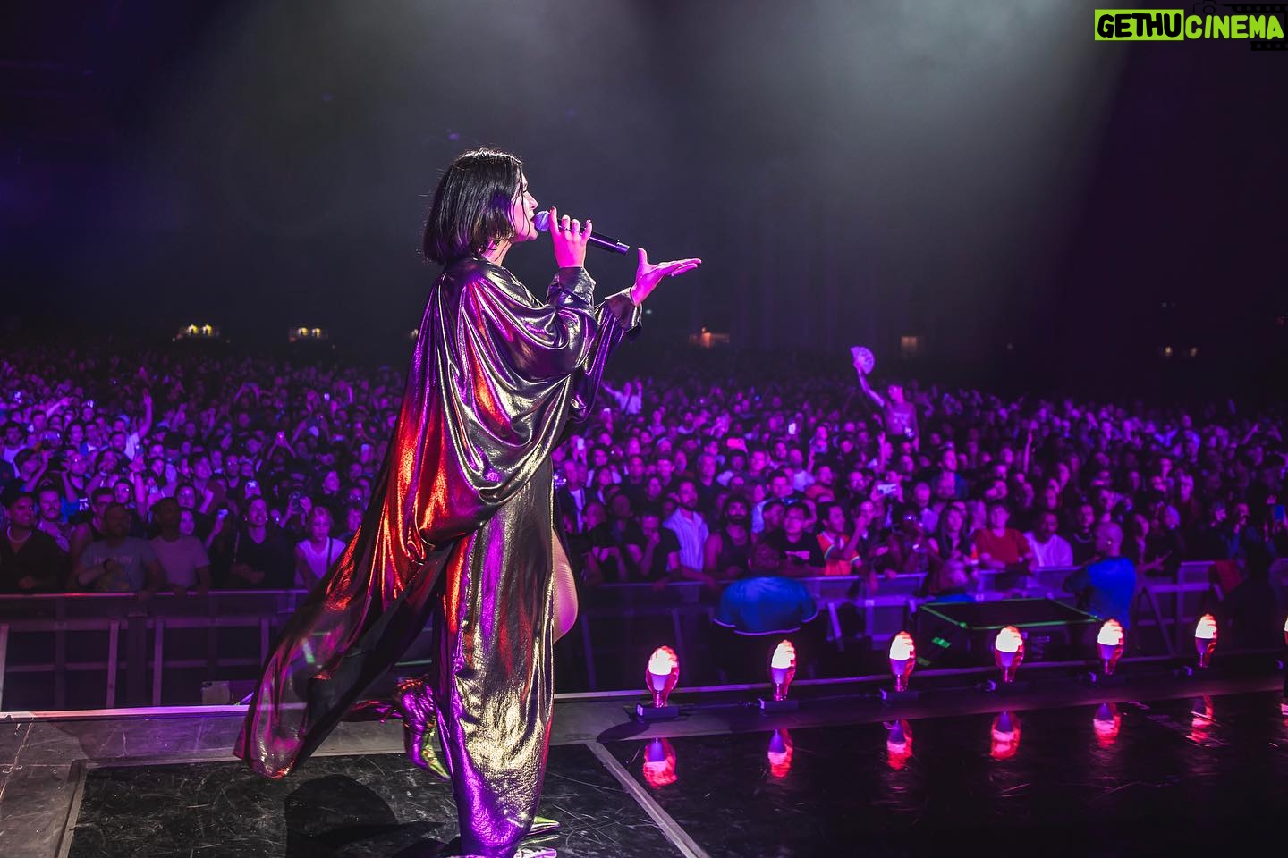 Jessie Ware - 16.5K Likes - 20,000 of you came to dance at the Pearl this weekend. An absolute career highlight, thank you so much for being there to celebrate with us.
Biggest love to my Pearlettes, my crew, my team and of course every one of you who has come to the That! Feels Good! Tour, you made this all happen every single night x