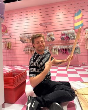 Jessika Dénommée Instagram - Recap weekend ! 🥹♥️

Tellement fière de notre première boutique permanente à la place laurier / Québec 

merci à tous ceux et celles qui se sont déplacé pour venir nous voir 🥹♥️

Nous sommes tellement choyés d’avoir une si belle communauté 😍

Un gros merci aussi à @kandju.bonheurgaranti @caketoi @loccasion_dembellir @wabisabi.matcha @arrow_location Pour avoir rendu l’expérience encore plus merveilleuse ♥️♥️😍