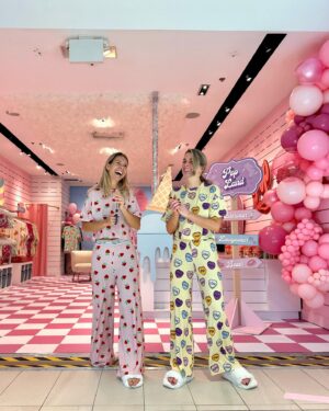 Jessika Dénommée Instagram - Recap weekend ! 🥹♥️

Tellement fière de notre première boutique permanente à la place laurier / Québec 

merci à tous ceux et celles qui se sont déplacé pour venir nous voir 🥹♥️

Nous sommes tellement choyés d’avoir une si belle communauté 😍

Un gros merci aussi à @kandju.bonheurgaranti @caketoi @loccasion_dembellir @wabisabi.matcha @arrow_location Pour avoir rendu l’expérience encore plus merveilleuse ♥️♥️😍