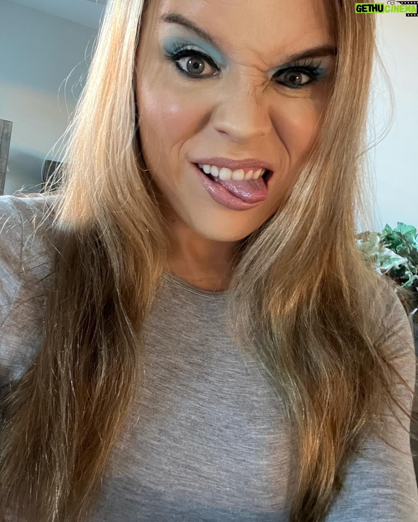 Jessika Evelyn Heiser Instagram - Travel day Thursday ✈️ Fingers crossed I make my connection and have no problems to get to Green Bay for Smackdown 🩵💪🏻