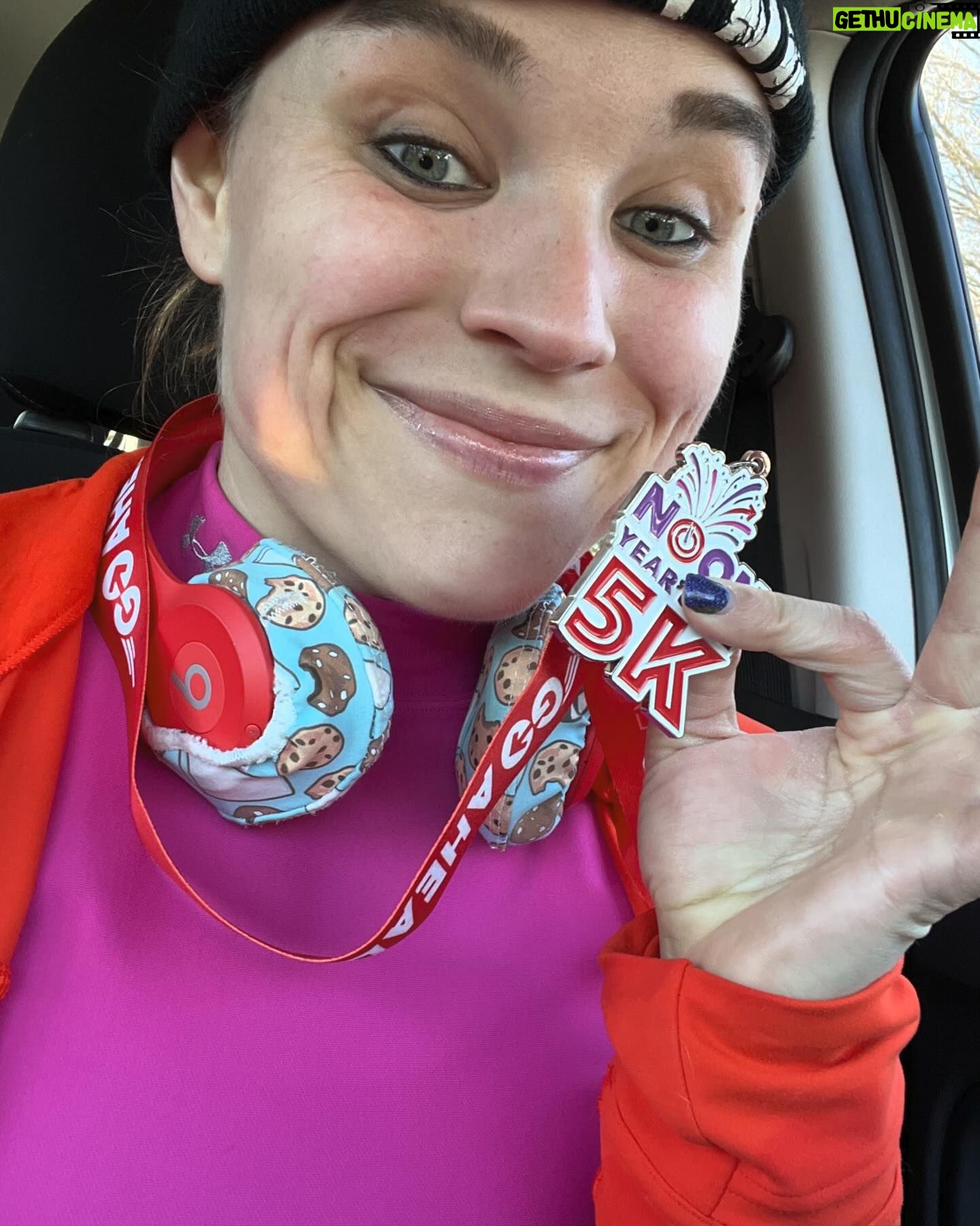 Jessika Evelyn Heiser Instagram - Signed up last minute a few days ago, for back to back 5K races! The first was this afternoon for the NOON Year’s Eve 5K! Tomorrow will be a New Year’s Day 5K! 🔥 I walked in knowing I wanted to push myself to get my fastest time but oof, I felt pretty gassed for that last mile! My previous 5K best time: 29:16. Today’s time and NEW PR 🌟 27:58!