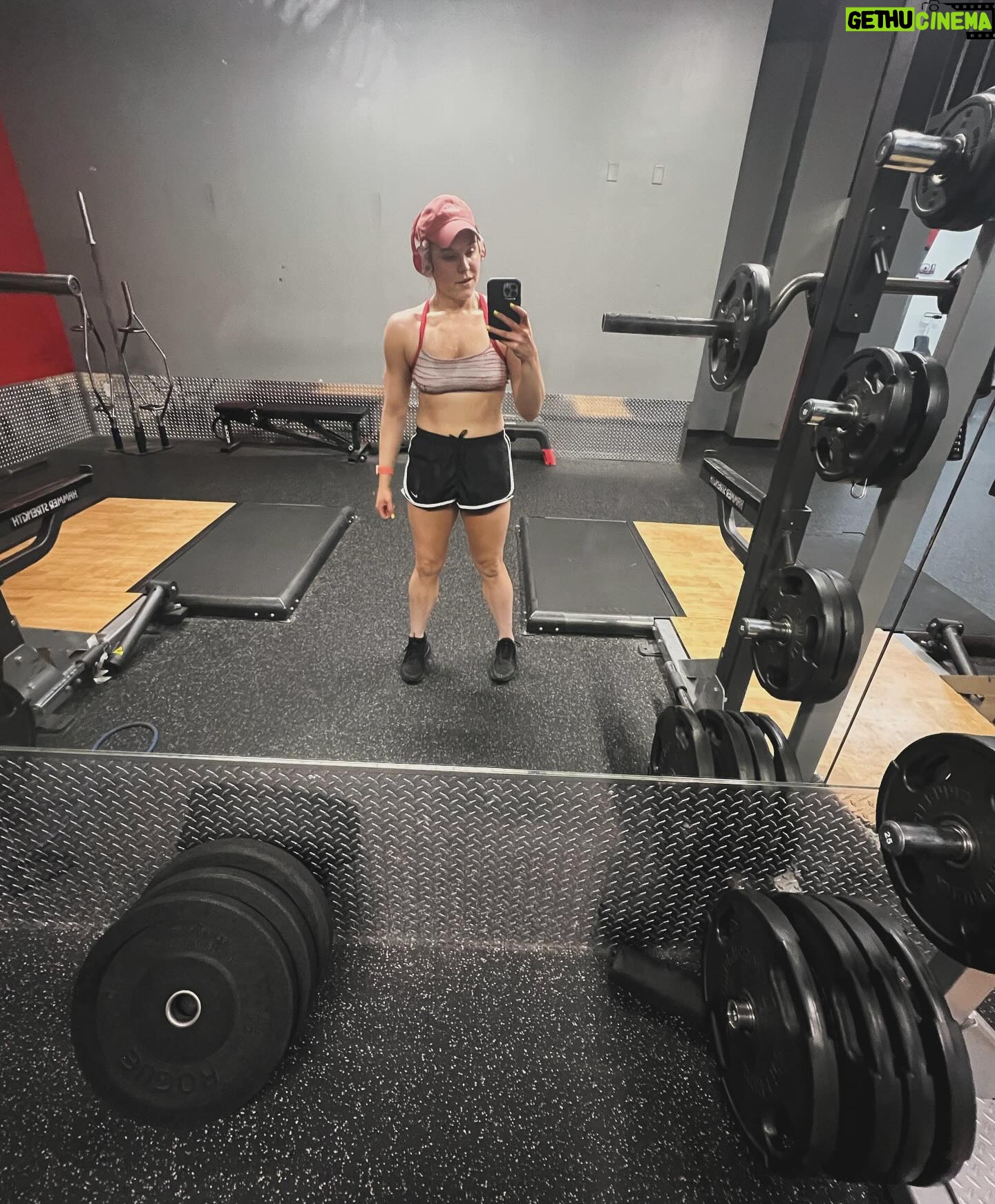 Jessika Evelyn Heiser Instagram - Monday dues paid with a quad emphasis lift 💪🏻 After my 10 mile race on Saturday I was pretty impressed this morning of how my legs were still able to show up. Still got a little photoshoot spray tan hanging around 😉 I’m beyond excited to share those with you guys, you have no idea. This week: 🌟 Mini vacay we had to reschedule because of weather 🌟 Valentine’s Day 🩵 🌟 ✈️ to Salt Lake City for Smackdown 🌟 Saturday and Sunday live events 🌟 ✈️ to Australia….phewww Hold on tight! There’s no slowing down! Workouts: @winterparkchiro