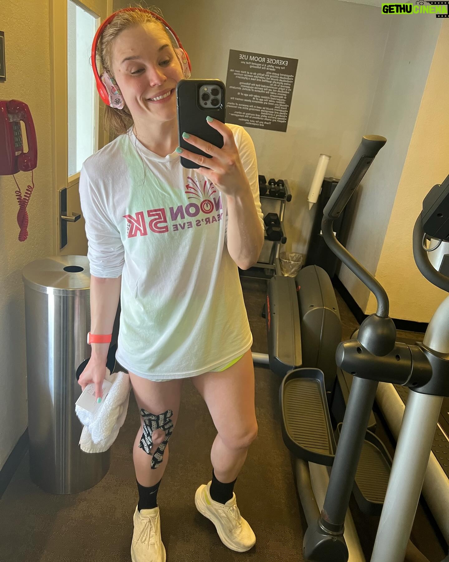 Jessika Evelyn Heiser Instagram - The slow evolution process of convincing my brain to do work this morning 🧠1. Laying in bed perfectly okay with taking the day off. 2. Having some caffeine and deciding to just go and walk on the treadmill for easy movement. 3. Deciding to try out a slow jog, maybe 2 miles or so. 4. Body feeling great and ending up getting in 4 miles. You won’t know what you’re capable of unless you give it a go. Happy Friday! See ya tonight for Smackdown 🩵