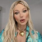 Jewel Instagram – Went back to blonde and glowy makeup for one night to channel my inner 2000’s era to sing #standingstill for the @maskedsingerfox tonight. #TheMaskedSinger
Outfit: @4kinship
Hair: @Jill901
Makeup: @laurengottmakeup
Jacket: vintage @roberto_cavalli from my own collection
#fashion #2000’s #music
