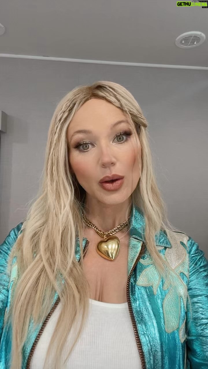Jewel - 19.2K Likes - Went back to blonde and glowy makeup for one night to channel my inner 2000’s era to sing #standingstill for the @maskedsingerfox tonight. #TheMaskedSinger
Outfit: @4kinship
Hair: @Jill901
Makeup: @laurengottmakeup
Jacket: vintage @roberto_cavalli from my own collection
#fashion #2000’s #music