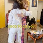 Jewel Instagram – BTS with @jewel on The Brightside 🎧 ☀️
• why is she/ has she always chased happiness?
• did she see her influence in today’s artist?
• how has she been punished or rewarded for her authenticity?
• what is her toolkit for mental health (sans therapist)?
• why she turned down a $1mil record deal when she was living in her car
• how betting on herself early saved her music career (and which musical legend changed everything for her)
• how why she felt fame was toxic
• The Portal (the first of it’s kind exhibit and companion EP)