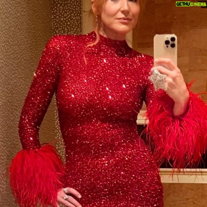 Jewel - 34.1K Likes - Set donut down, took (small) break from yoga pants and danced! 💃🏽
💄 @afton
Hair: @lindseyneavitt901
Styling: @highheelprncess
👗 @yousef_aljasmi
💍 @margosiegelpr Siegel
👠 @schutz