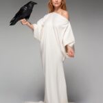 Jewel Instagram - From joining #OliviaRodrigo onstage at Madison Square Garden last night for the #Guts Tour to championing mental health and creating a hologram of herself for an upcoming exhibition at @crystalbridgesmuseum, #Jewel is still here to save your soul. Link in bio for the full story. (Yes, that is a real raven, by the way.) Photo: Jessica Ballabio @jessicaballabiophotography