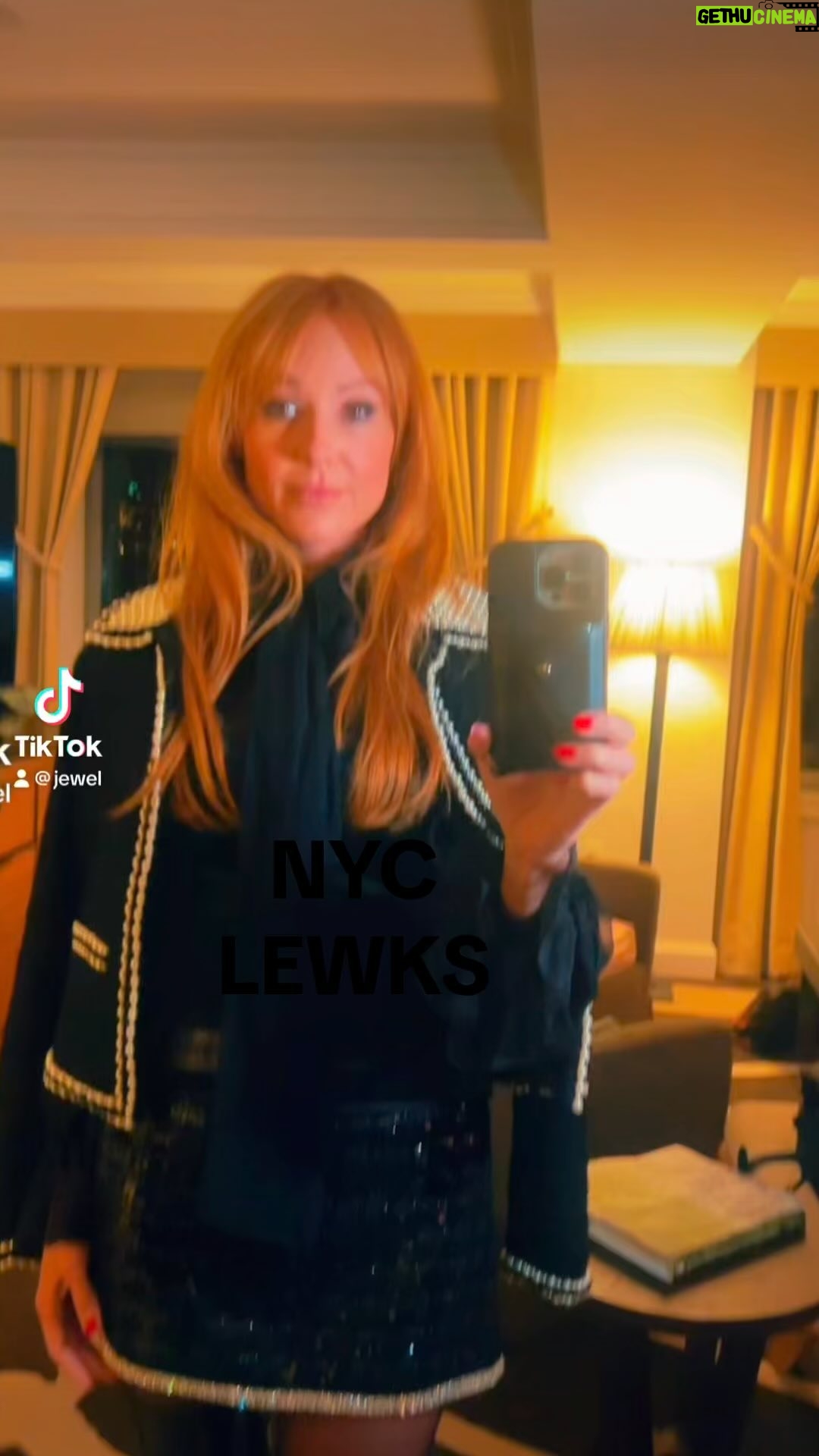 Jewel - 9.5K Likes - NYC was so fun! If you have not checked our @joininnerworld yet pls do! Also the #notalonechallenge @notalonechallenge for free mental health resources
@aliceandolivia @dolcegabbana #fashion