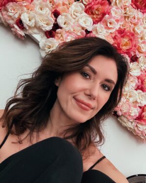 Jewel Staite Instagram - 🌹😻