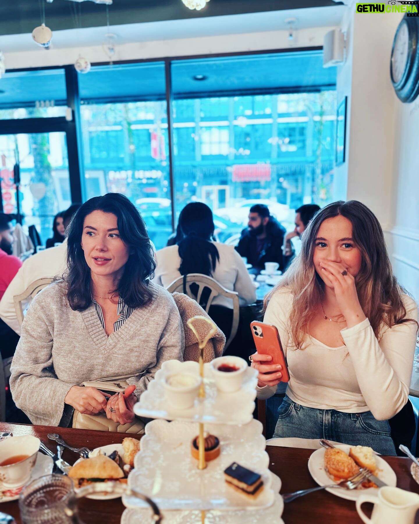 Jewel Staite Instagram - TV mother daughter tea time 🫖 @edensgilmore @familylaw_tv