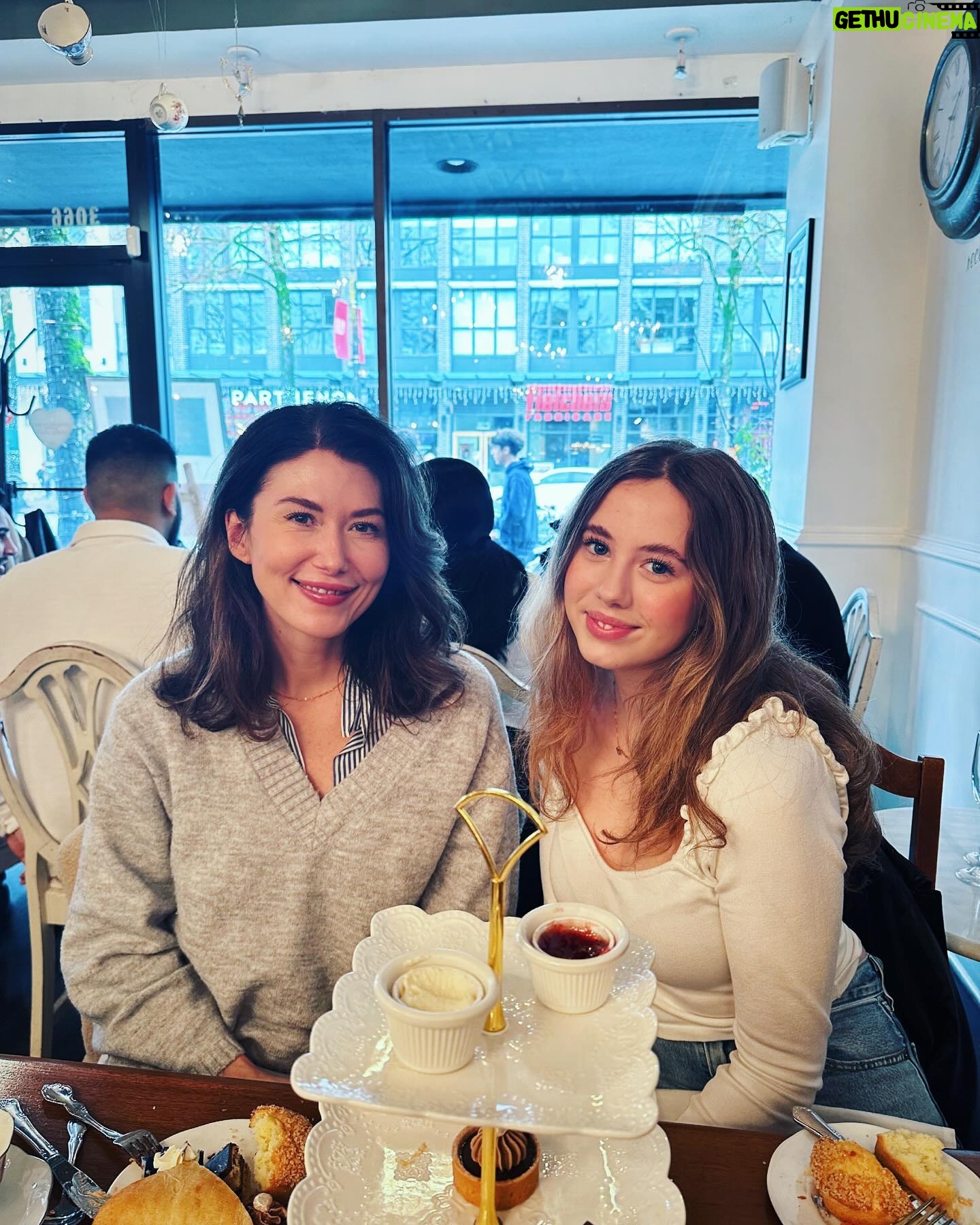 Jewel Staite Instagram - TV mother daughter tea time 🫖 @edensgilmore @familylaw_tv