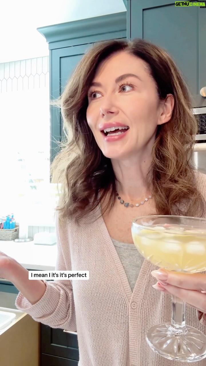 Jewel Staite Instagram - 1 cup light rum 1/2 cup dark rum 1/2 cup triple sec 1/4 cup amaretto 1/4 cup lime juice 2 cups pineapple juice 1 cup club soda  Serve over ice 🍹 Adapted from my favourite Maui bartender’s recipe. You know who you are. #amateurkitchen #mauinokaoi
