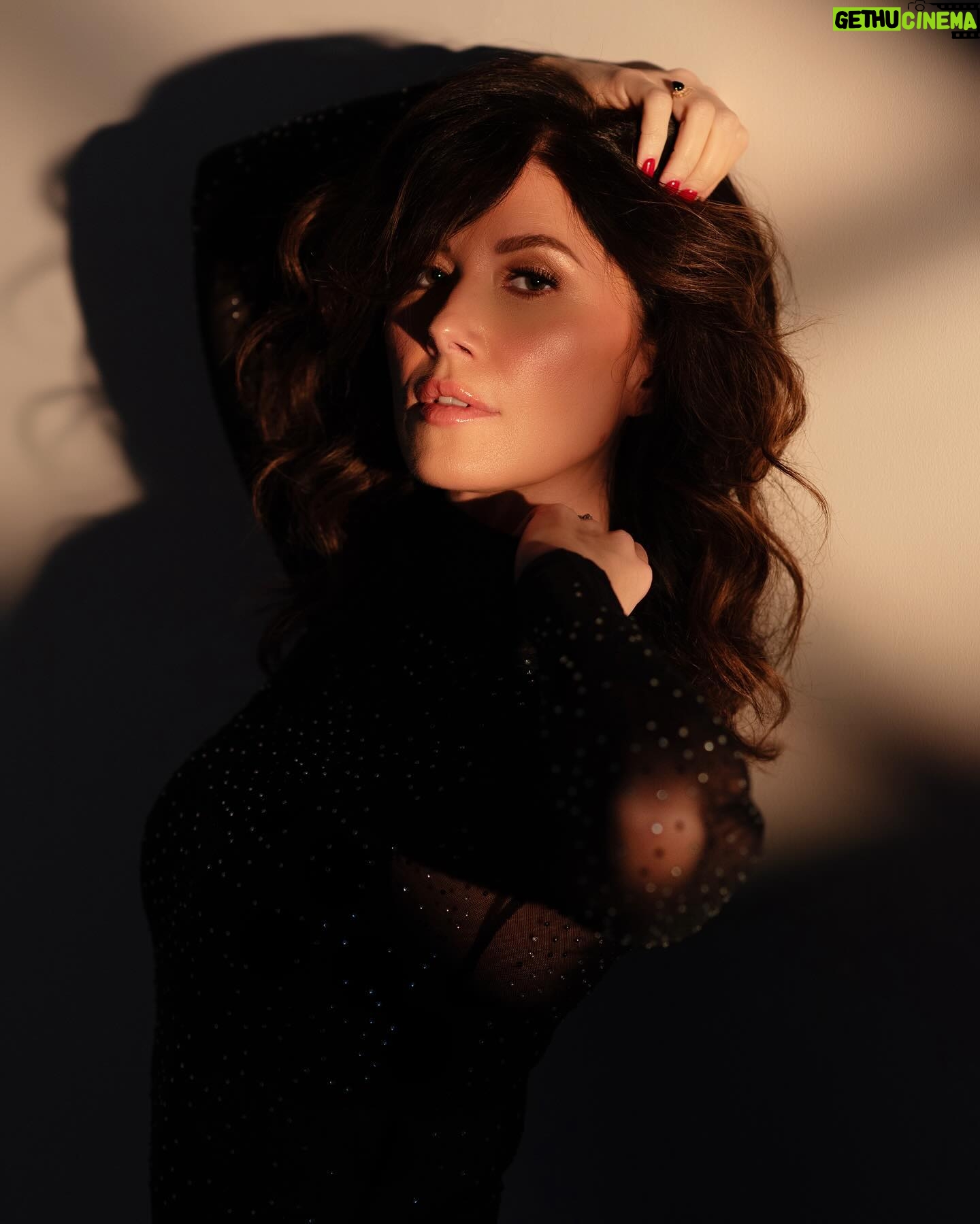 Jewel Staite - 8.9K Likes - Happy Thursday!
@gloss_boudoir
@marceerae.photography
@kelsey_dickson
#thirstythursday
