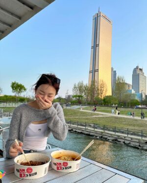 Ji E-su Instagram - 한강 라면 얼마만이야? 근데 짜파게티 물 저거 맞아요?🙄