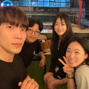 Ji E-su Instagram - 만나면 맨날 즐거운 우리❤️‍🔥
상이야 #사냥개들 흥해라화이팅👍🏻 #빅토리 사랑해용