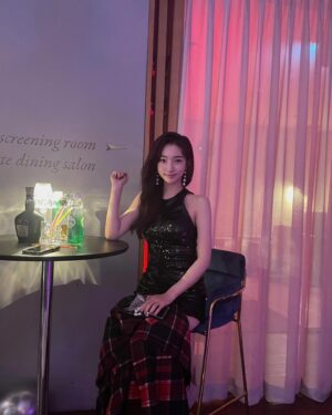 Ji Hye-won Instagram - 🖤 @netflixkr  #hierarchy