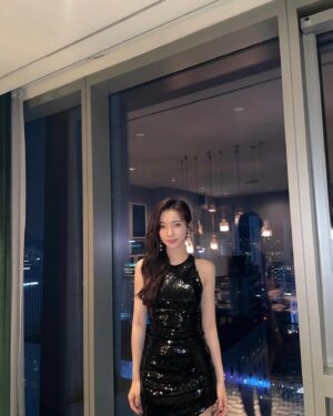 Ji Hye-won Instagram - 🖤 @netflixkr  #hierarchy