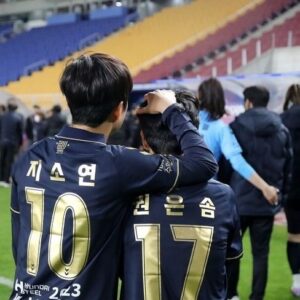 Ji So-yun Instagram - ⠀⠀⠀⠀ ⠀⠀⠀⠀
안녕하세요, 수원FC 팬 여러분.
이번 겨울에 이적을 하게 되었습니다. 어떤 말로 그동안의 감사함을 
표현해야 할지, 고민하다 이제야 인사드려요.
수원FC는 제가 프로 선수로서 데뷔하고 처음으로 뛰었던 
우리나라 팀으로 저에게도 특별한 의미가 있습니다.
일년 반 동안 최고의 클럽, 최고의 팬, 최고의 동료들과 함께 값진 시간을 
보낼 수 있어서 행복했어요.
비록 여러분과 함께 이루고 싶었던 목표를 이루지 못하고 떠나 
아쉬운 마음이 크지만, 우리 선수들이 꼭 이루어줄 거라고 믿습니다. 
미국 가서도 응원할게요!
그동안 수원FC의 지소연을 응원해주셔서 정말 감사했습니다.