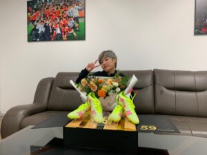 Ji So-yun Instagram - A massive thank you to Nike for this meaningful gift. 
Thanks to my fans and everyone that’s helped along this ongoing journey ❤️💙 🇰🇷 #nike 

정말 뜻깊은선물 감사합니다
나이키 정말 감사드리고 사랑합니다, 

팬 여러분과 아직 진행중인 이 여정을 함께 해준 여러분께 감사드립니다 ❤️💙🇰🇷