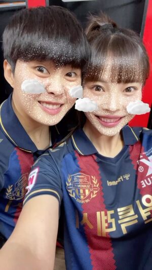 Ji So-yun Instagram - 소미보다 예쁜 나 🤭
so happy🫶🏼