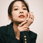Jian Man-shu Instagram - @marieclairetw 9月專訪 摘錄 II. 人們往往在成為大人的過程中，會壓抑一些重要的本能。但有趣的是，小孩在兩、三歲的時候都會有一段反抗期，整天什麼都：不要！不要！但在長大的過程中，我們有一天卻變得不會再說不要了，反而現在又要學著怎麼表達「不要」。其實我們本來就懂得拒絕，我們只是在各種理由和選擇之下妥協，我覺得每個人要找到自己的界線和有話直說的適當方式。 Photo｜Johnny Lu Text｜Vivienne Lin Editor｜Vickie Wu Styling&Vision｜Yuyu Kwen Make up ｜@ara.wu @so.easystudio Hair｜@ajae_yt @drivenby #沒有你依然燦爛 #江以晴 #manshujian #簡嫚書 @love_yourself1152