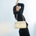 Jian Man-shu Instagram - 🤍 隨性和諧，有流動的愜意感。 @loropiana #LoroPiana #LoroPianaExtrabag